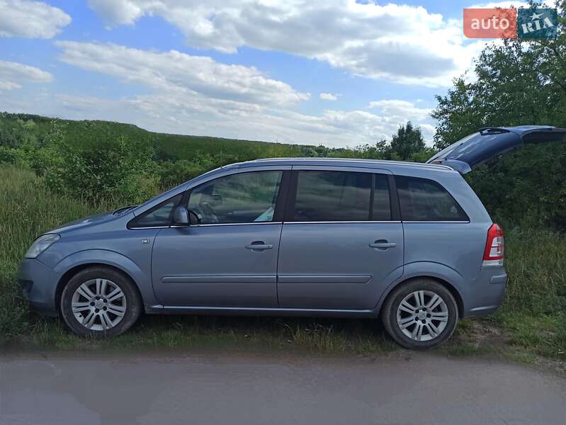 Мінівен Opel Zafira 2010 в Нововолинську