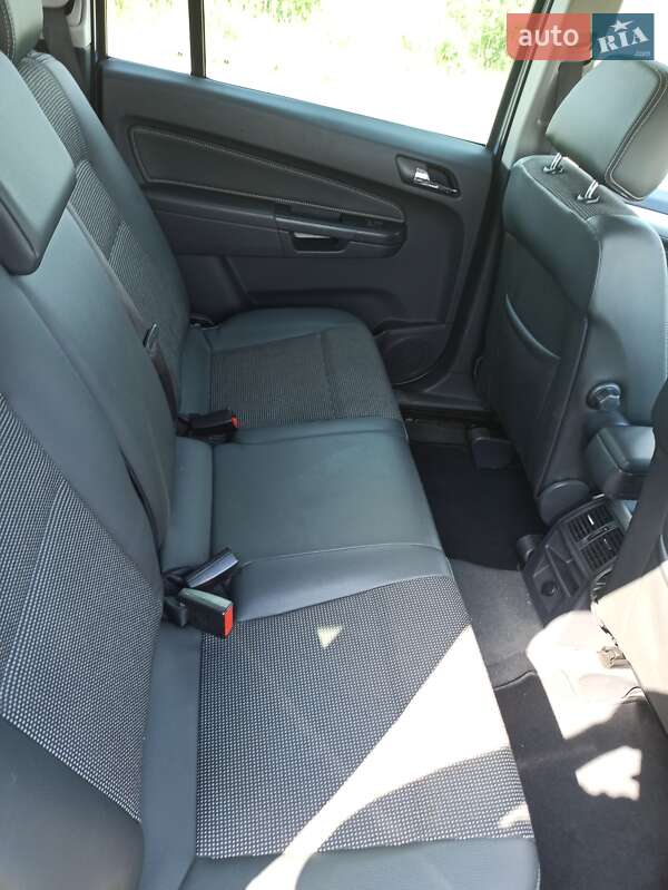 Мінівен Opel Zafira 2010 в Нововолинську