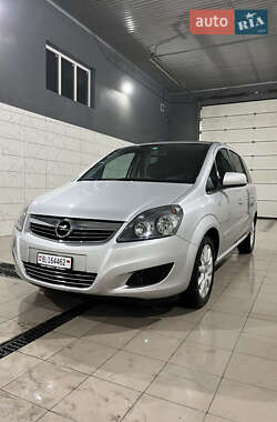 Минивэн Opel Zafira 2011 в Хороле