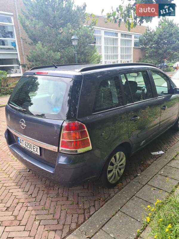 Минивэн Opel Zafira 2006 в 