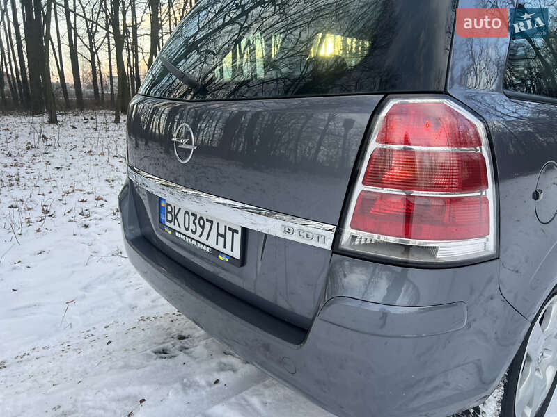 Минивэн Opel Zafira 2006 в Ровно