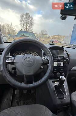 Минивэн Opel Zafira 2010 в 