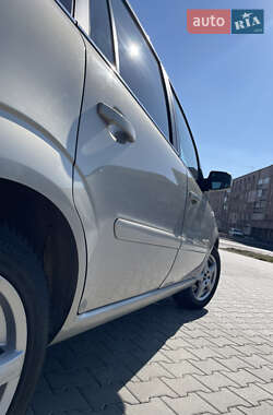 Минивэн Opel Zafira 2011 в 