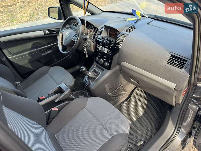 Минивэн Opel Zafira 2010 в Александрие