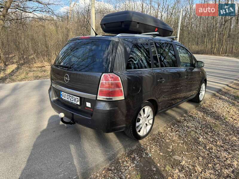 Минивэн Opel Zafira 2010 в Александрие
