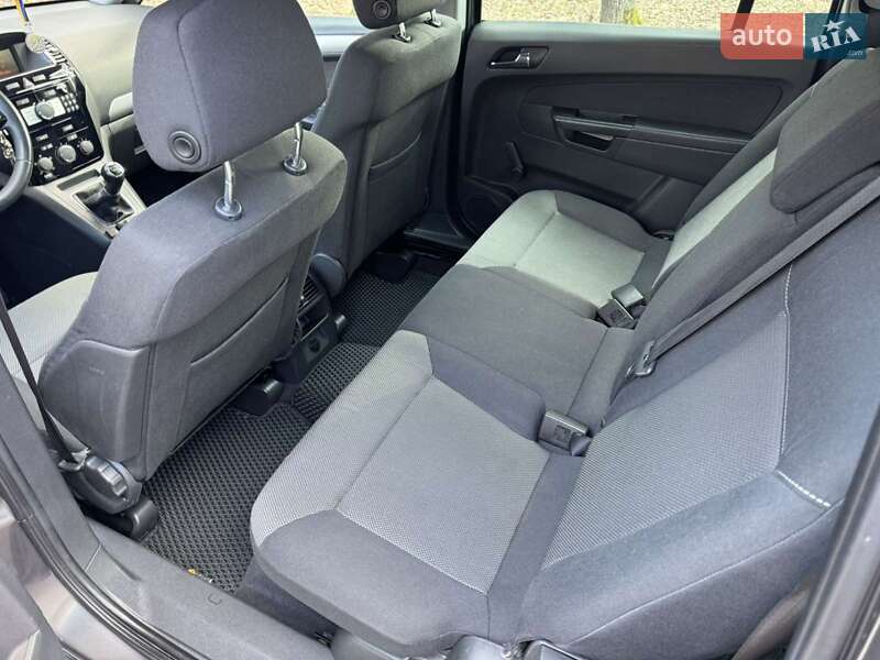 Минивэн Opel Zafira 2010 в Александрие