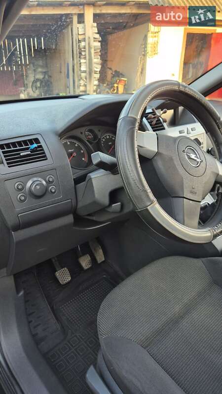 Минивэн Opel Zafira 2011 в Рокитном
