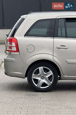 Минивэн Opel Zafira 2010 в 