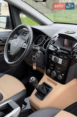 Минивэн Opel Zafira 2010 в 