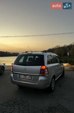 Минивэн Opel Zafira 2010 в 