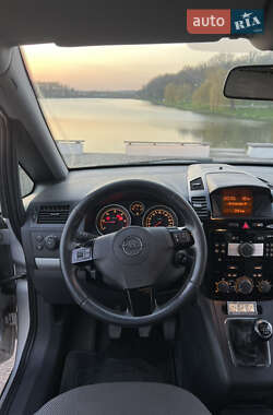 Минивэн Opel Zafira 2010 в 