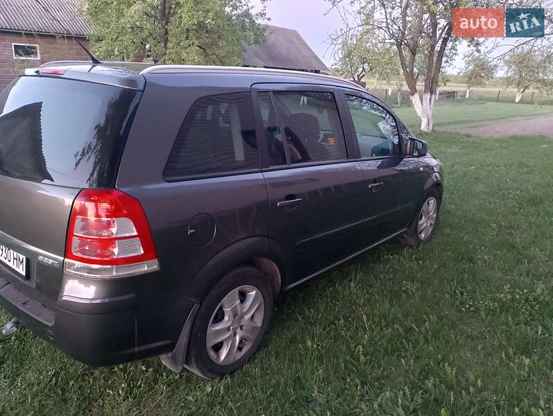 Минивэн Opel Zafira 2010 в Рокитном
