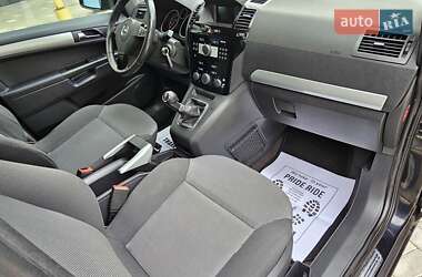 Минивэн Opel Zafira 2010 в 
