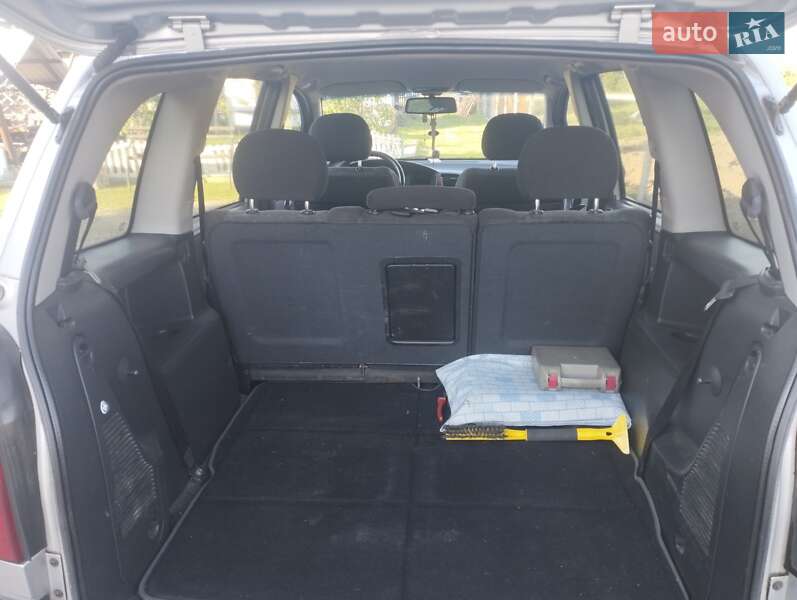 Минивэн Opel Zafira 2002 в Долине