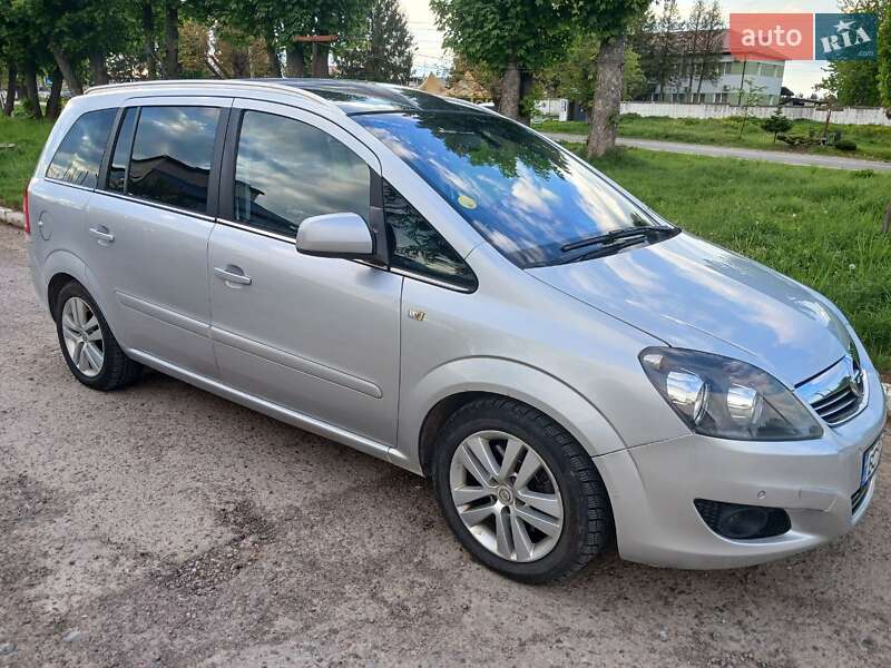 Минивэн Opel Zafira 2011 в 