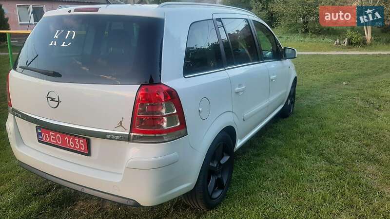 Минивэн Opel Zafira 2011 в Нововолынске