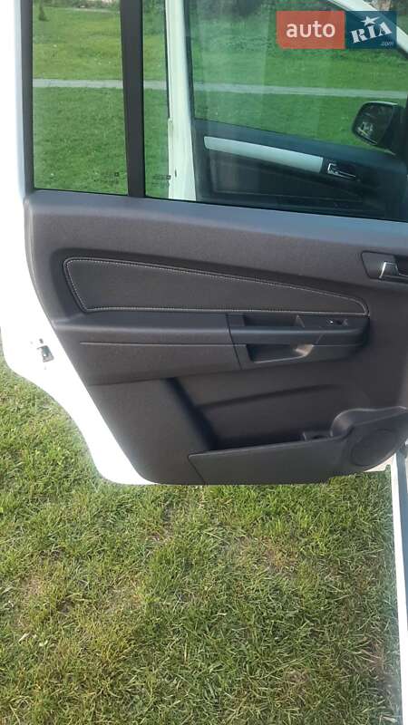 Минивэн Opel Zafira 2011 в Нововолынске
