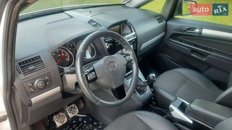Минивэн Opel Zafira 2011 в Нововолынске