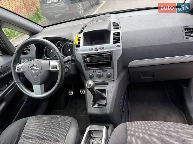 Минивэн Opel Zafira 2007 в Киеве