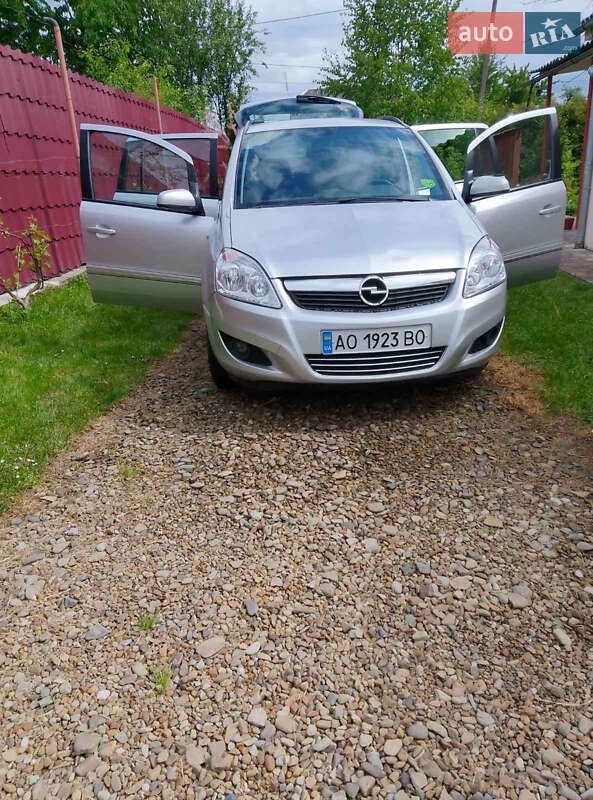 Минивэн Opel Zafira 2009 в 