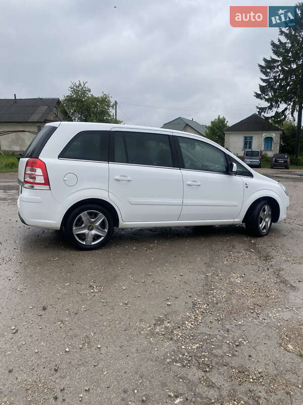 Минивэн Opel Zafira 2010 в Шумске