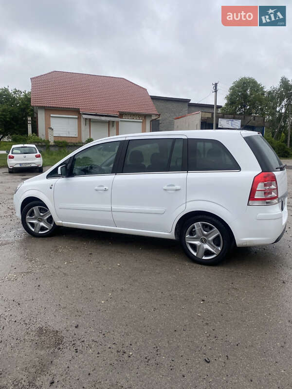 Минивэн Opel Zafira 2010 в Шумске