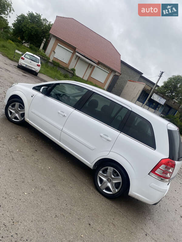Минивэн Opel Zafira 2010 в Шумске