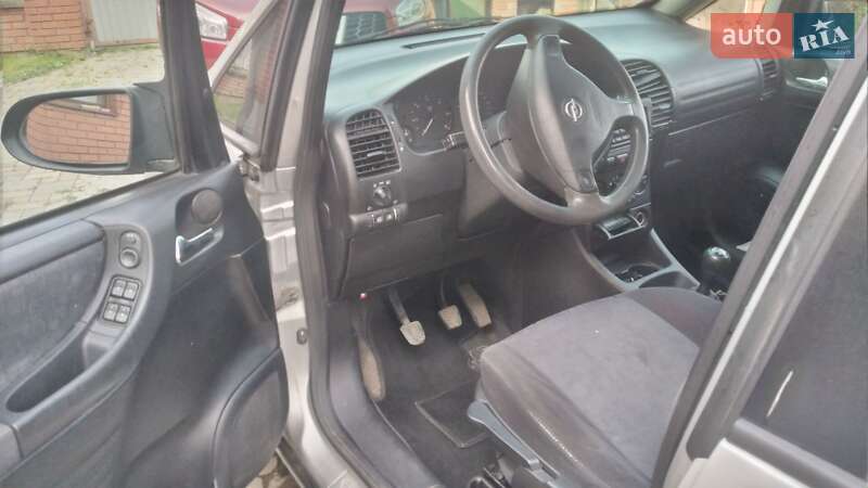 Мінівен Opel Zafira 2000 в Ужгороді