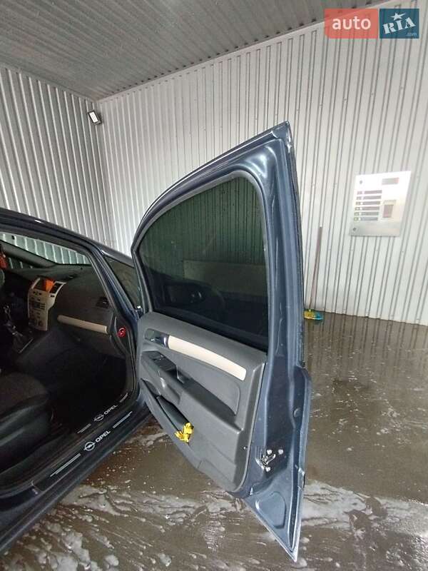 Минивэн Opel Zafira 2008 в Баре