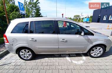Минивэн Opel Zafira 2009 в Долине