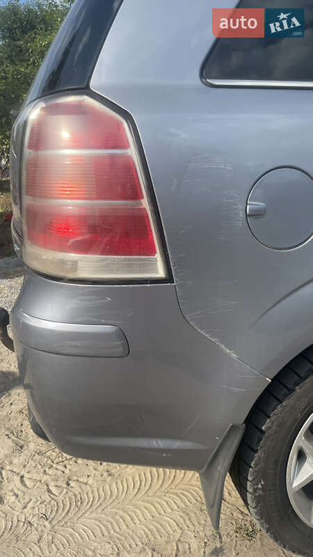 Минивэн Opel Zafira 2005 в Остроге