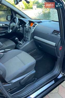Минивэн Opel Zafira 2010 в 