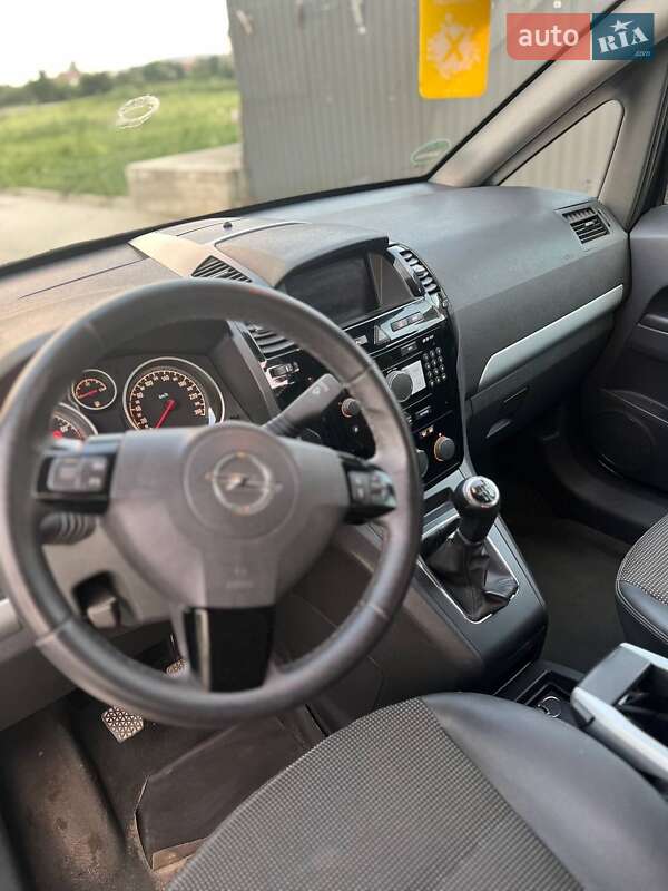 Минивэн Opel Zafira 2009 в Каменке