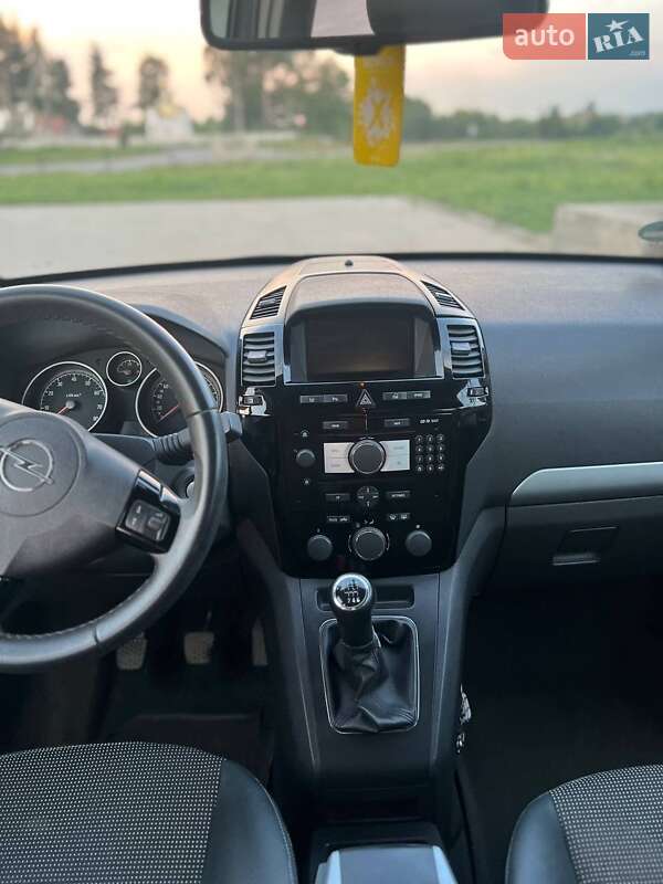 Минивэн Opel Zafira 2009 в Каменке