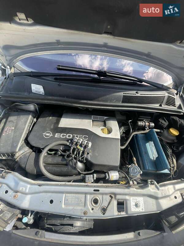 Минивэн Opel Zafira 2002 в Тысменице