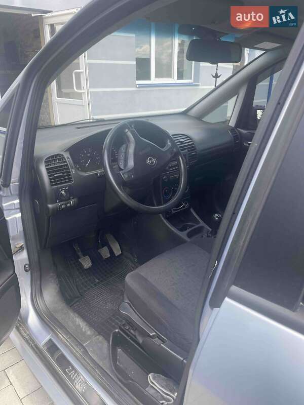 Минивэн Opel Zafira 2002 в Тысменице