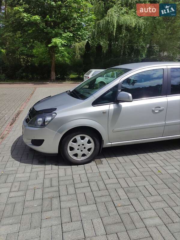 Мінівен Opel Zafira 2011 в Дрогобичі