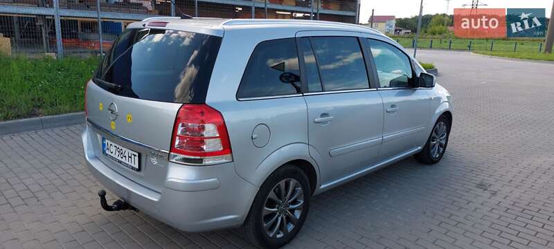 Минивэн Opel Zafira 2011 в Нововолынске
