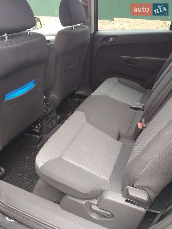 Минивэн Opel Zafira 2012 в Кривом Роге