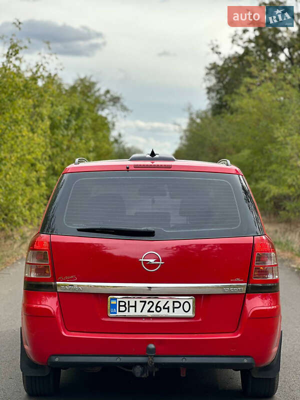 Минивэн Opel Zafira 2008 в Раздельной