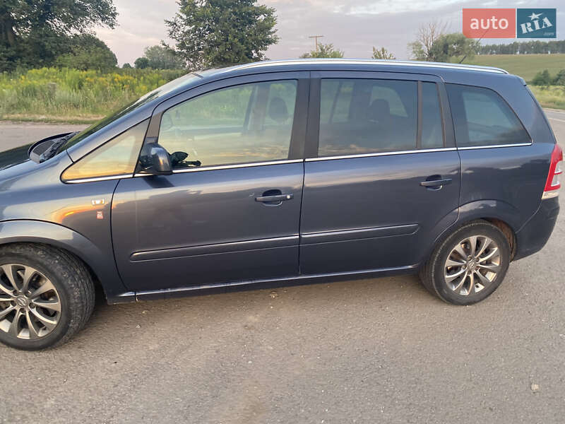 Мінівен Opel Zafira 2010 в Ромнах