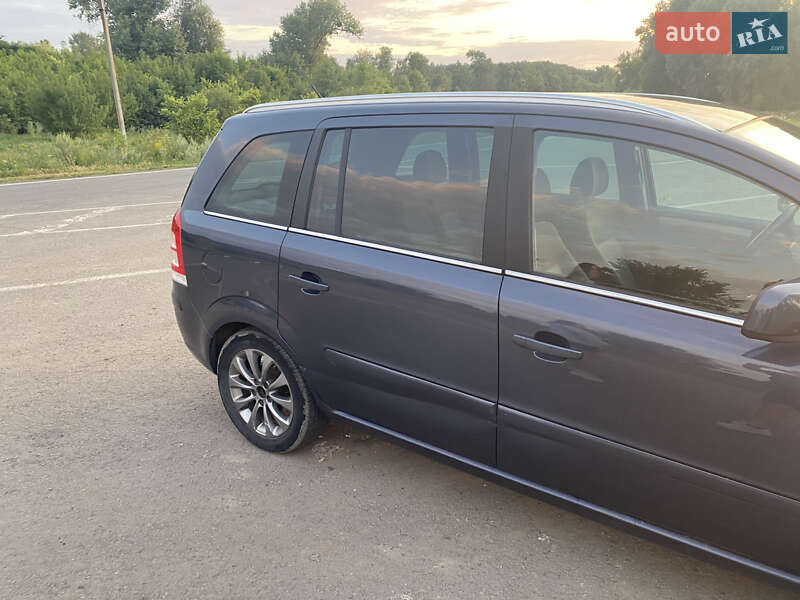 Мінівен Opel Zafira 2010 в Ромнах