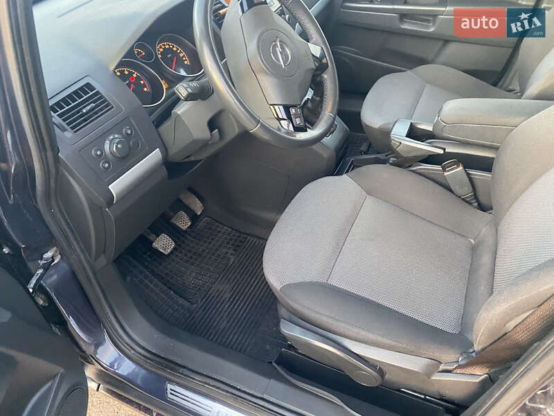 Мінівен Opel Zafira 2010 в Ромнах