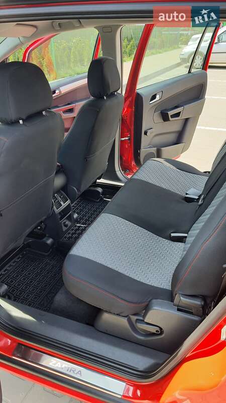 Минивэн Opel Zafira 2012 в Вараше