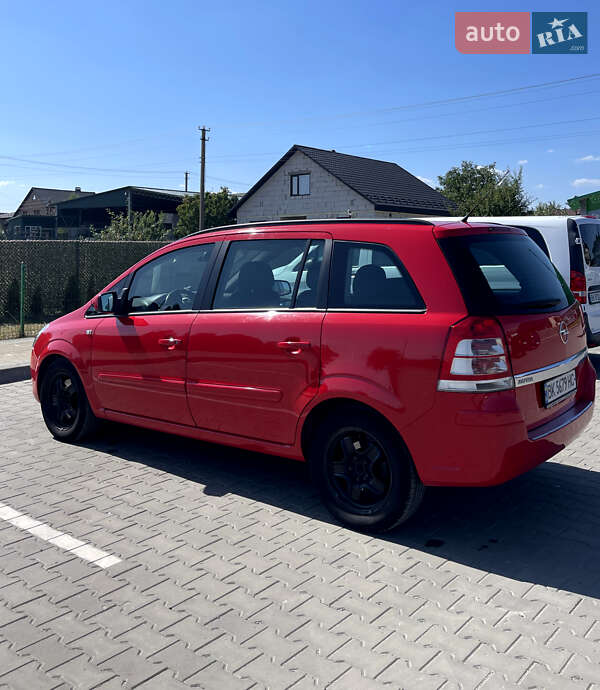 Минивэн Opel Zafira 2012 в Вараше