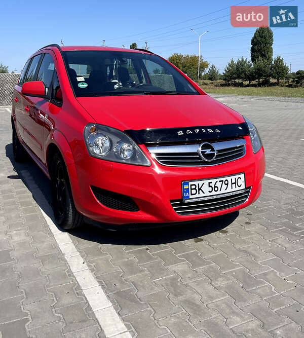 Минивэн Opel Zafira 2012 в Вараше
