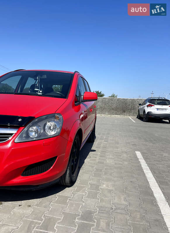 Минивэн Opel Zafira 2012 в Вараше