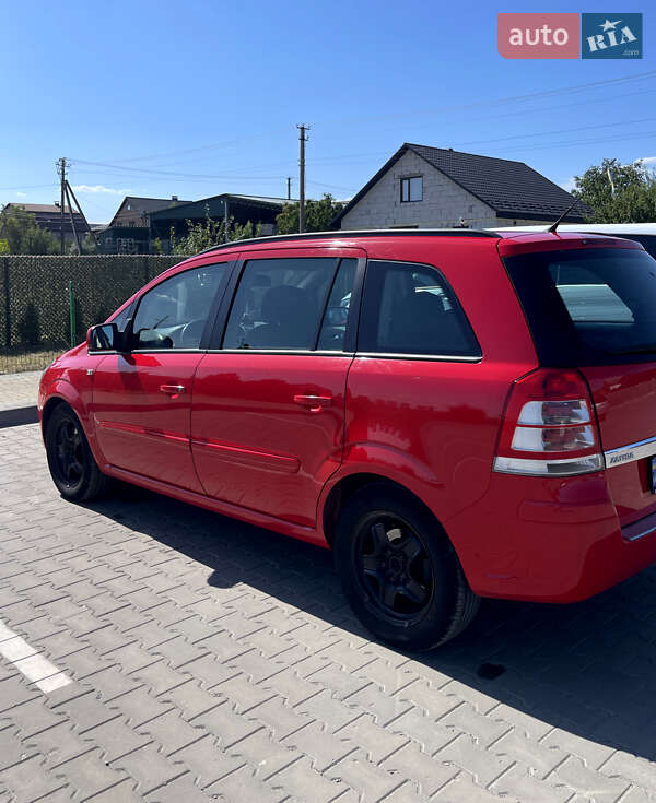 Минивэн Opel Zafira 2012 в Вараше