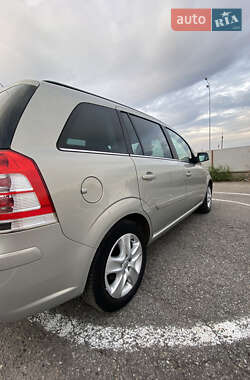 Минивэн Opel Zafira 2010 в 