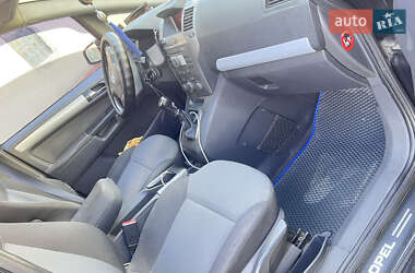 Минивэн Opel Zafira 2005 в  фото 2 Минивэн Opel Zafira 2005 в